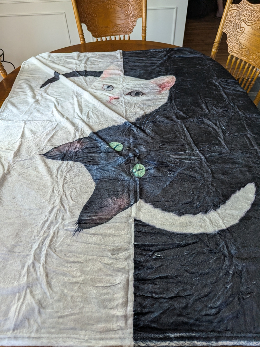 Plush Black & White Cat Pattern Pet Blanket - Soft Cozy Throw
